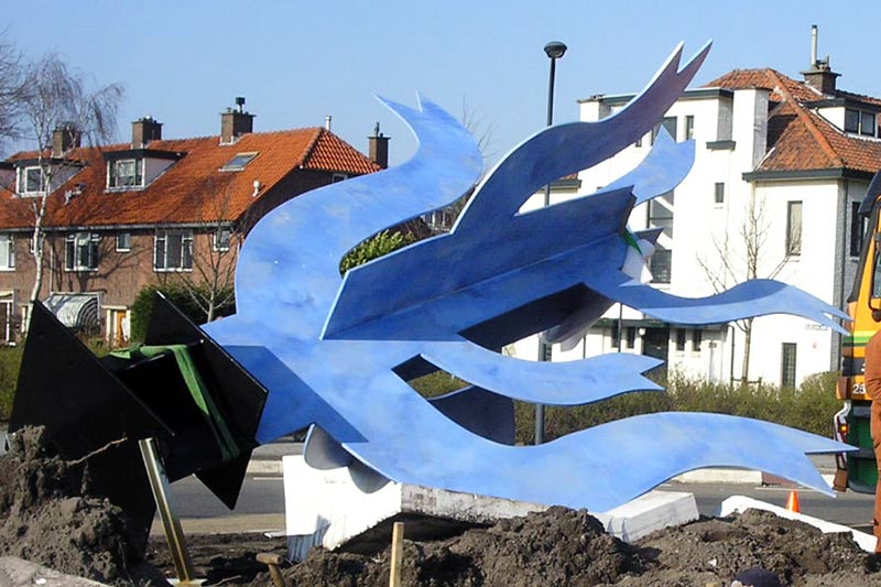 Voor Klaas Gubbels voeren wij een groot beeld uit in de waterpartij van de Provenierssingel in Rotterdam.