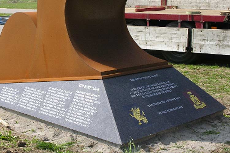 Belettering op het Oorlogsmonument Schuytgraaf van Tirza Verrips (nieuwbouwwijk) te Arnhem.