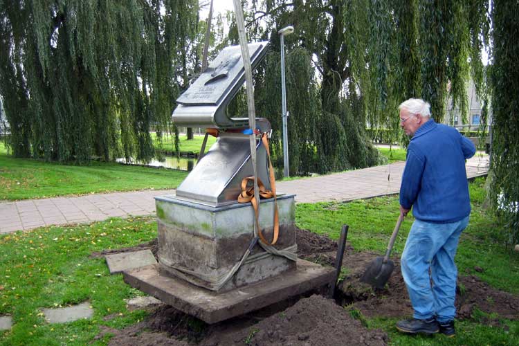 Een klein bronzen reliëf, van oud burgemeester Bax van Hendrik Ido Ambacht.