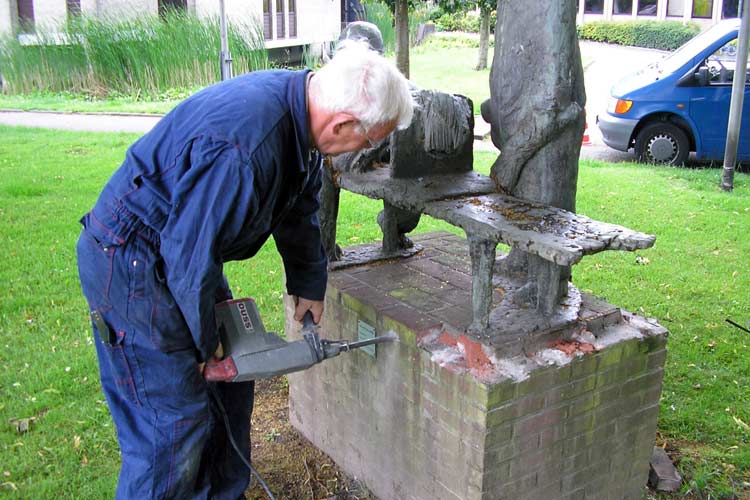 Een bronzen beeld, voorstellende 'vlasrepelaars' uit voorzorg verwijderd.