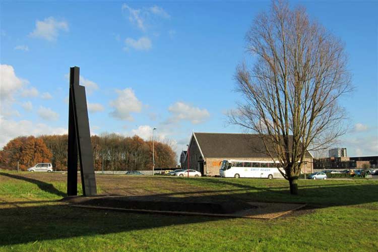 Leunende pylonen, een eeld van David van de Kop - Zoetermeer.