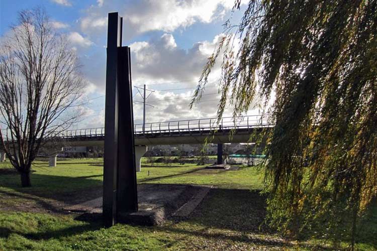Leunende pylonen, een eeld van David van de Kop - Zoetermeer.