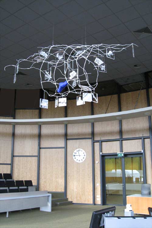 "SOMETHING BLUE" - hangende plastiek in de raadzaal van het Gemeentehuis te Westerveld.