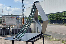 rvs en bronzen beeld van Fredy Wubben uitgevoerd door Segno 'd Arte