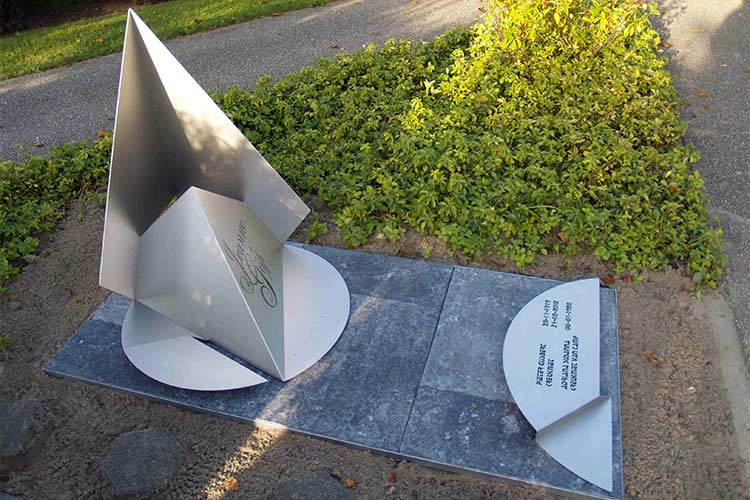 Henk van Bennekum - grafmonument van roestvast staal.