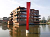 diagonaal opengevouwen prisma - Henk van Bennekum - stalen beeld - Symposion Gorinchem 2005 - vijver bij een nieuw appartementencomplex in de Espritwijk te Gorinchem