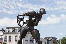 Bronzen beeld van Henri Lannoye op het Stationsplein van Bergen op Zoom.