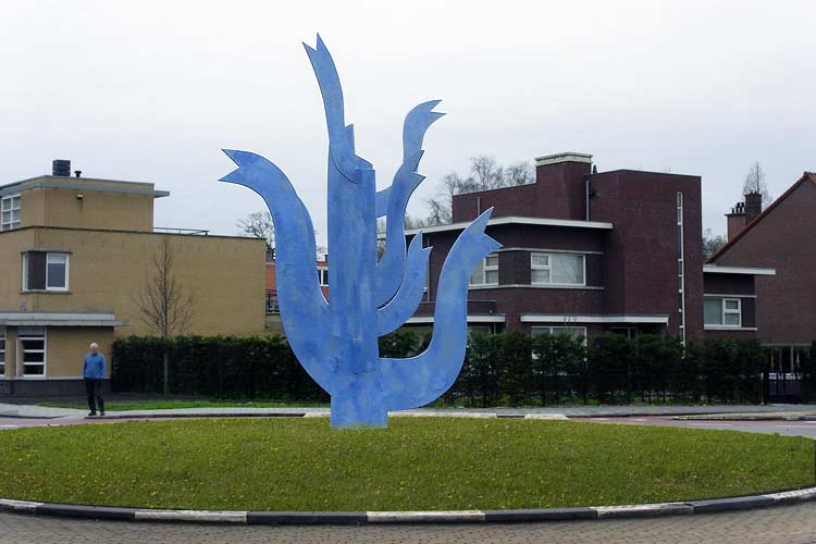 Klaas Gubbels, kunstwerk "In de Hemel gevlogen" - een beeld op een rotonde, die zich bevindt op de Sijtwendetunnel in Leidschendam-Voorburg.