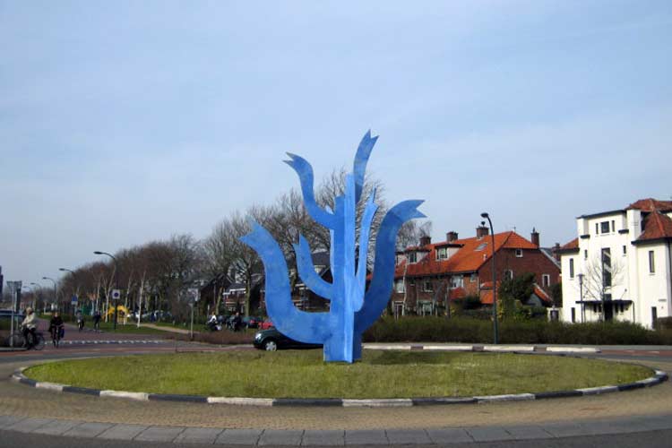 Klaas Gubbels, kunstwerk "In de Hemel gevlogen" - een beeld op een rotonde, die zich bevindt op de Sijtwendetunnel in Leidschendam-Voorburg.