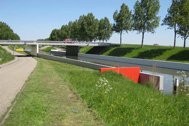 "orthogonale constructie" Schilderwerk brug te Dirksland van Lucien den Arend - restauratie en onderhoud.
