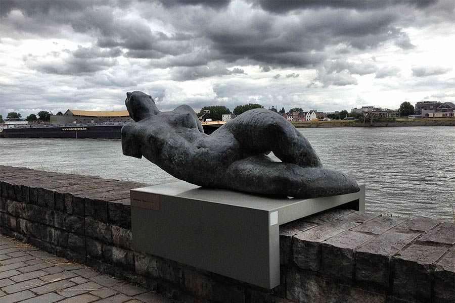 Bronzen beeld van Maïté Duval - opgesteld in OPAM, Beeldenpark Drechtoevers tegenover Dordrecht langs de rivier de Oude Maas.