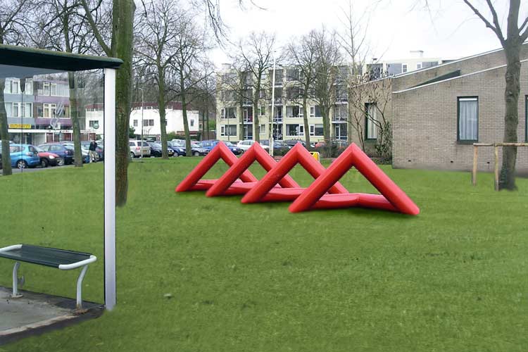 Vierdelig rood stalen beeld van Marry Teeuwen-de Jong op het Maasplein in Alblasserdam.