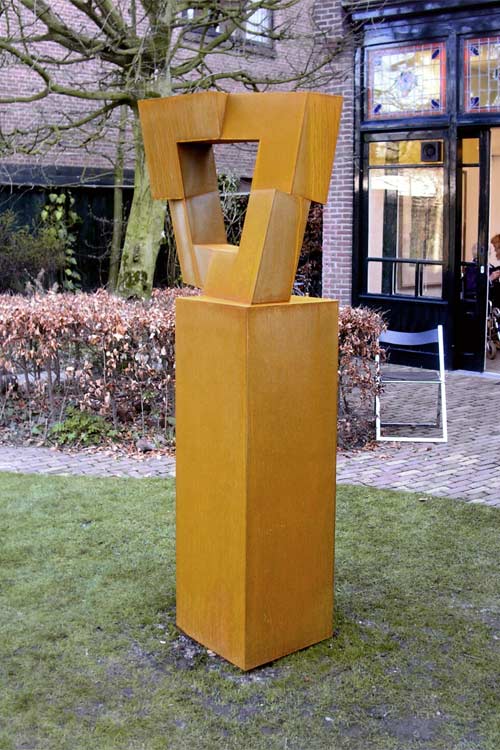 Cor-ten stalen beeld van Niko de Wit t.b.v. een expositie in Studio van Dusseldorp in Tilburg