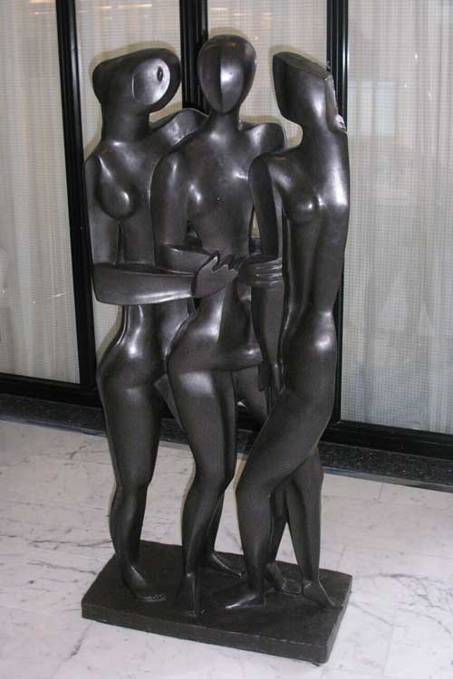 Het bronzen beeld, de Drie Gratiën van de Franse beeldhouwer Ossip Zadkine - in "Orpheus" in Apeldoorn.