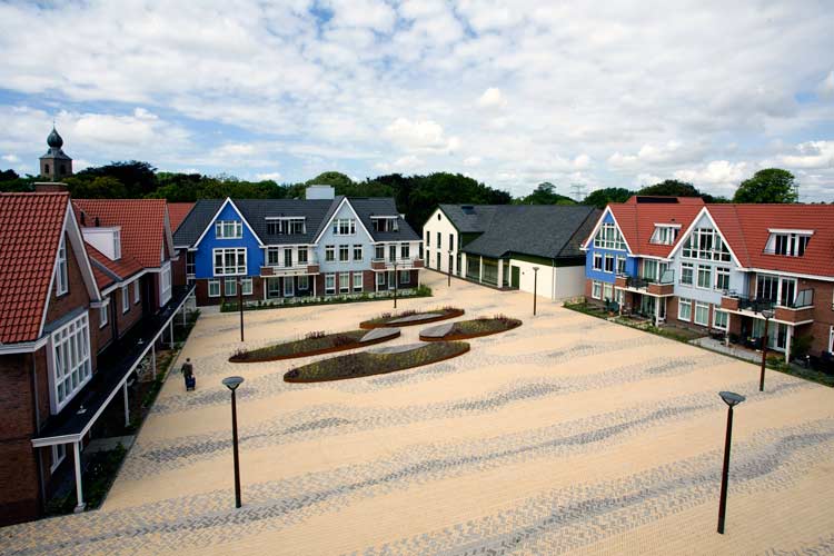 Paul De Kort - plein met plantenbakken en zitelementen in Oostvoorne van Beeldend kunstenaar - 2010.
