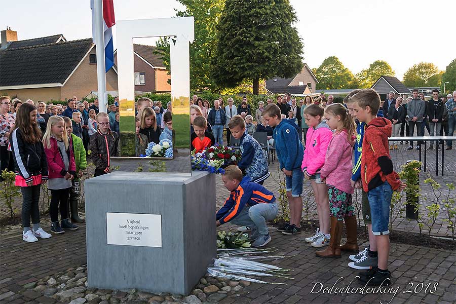 Zowel het gepolijste roestvast stalen beeld als de betonnen sokkel van zelf-verdichtend beton, zijn door ons bedrijf vervaardigd en geplaatst.