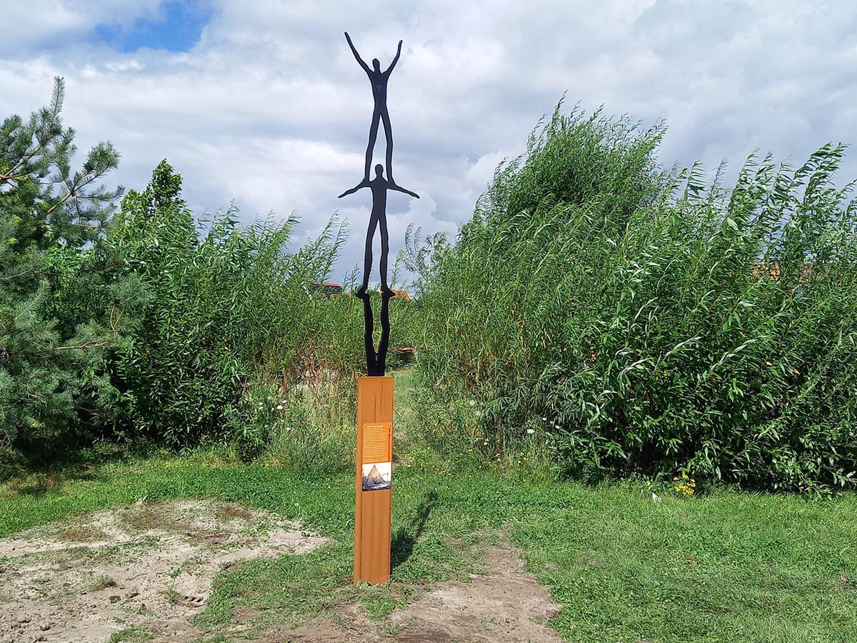 Plaatsing van een door ons bedrijf uitgevoerd stalen beeld voor Iris Le Rütte in Almere.