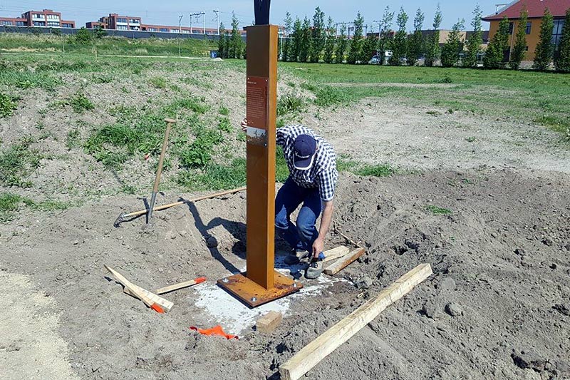 Plaatsing van een door ons bedrijf uitgevoerd stalen beeld voor Iris Le Rütte in Almere.