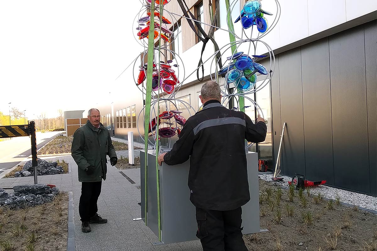  Lia Koster (kunstenaar) heeft van Rijk Zwaan de opdracht ontvangen voor een stalen kunstwerk met glas.