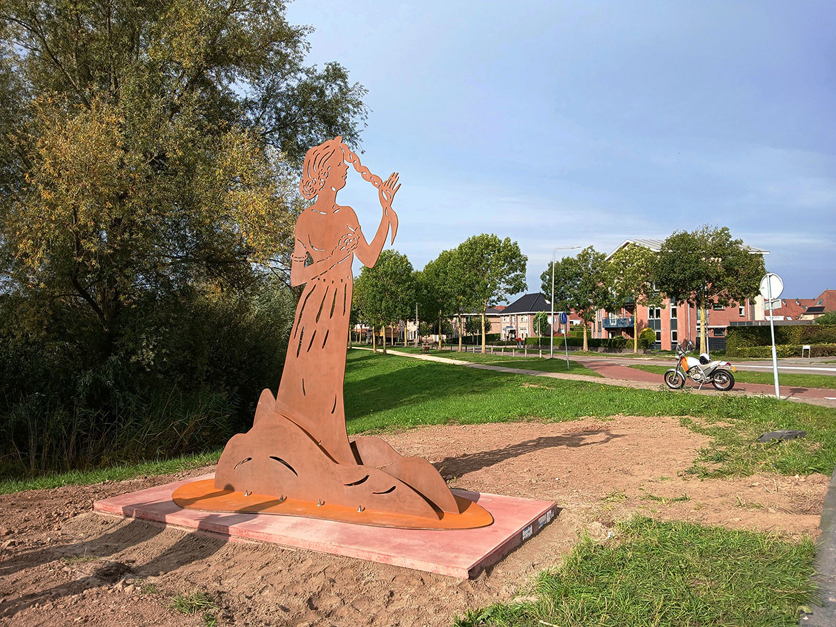 'Meta'- Cor-ten stalen beeld van Mieke de Waal in Meteren.