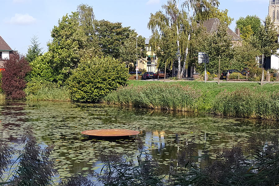 Een drijvende ondiepe stalen schaal waarin regenwater wordt opgevangen.