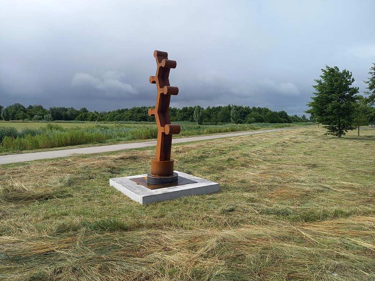  Plaatsing van het beeld "Gingko" van Piet Warffemius bij de Haarlemmermeer..