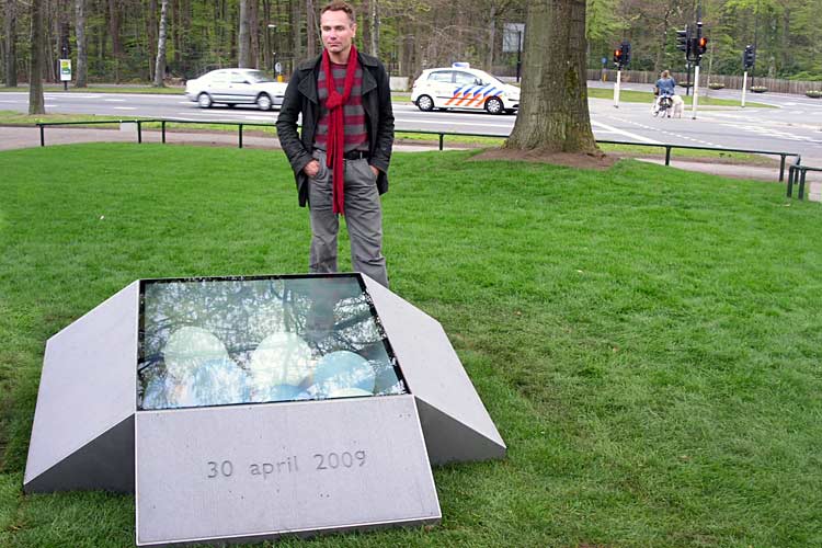 30-04-2009 monument in Apeldoorn