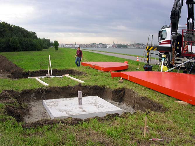 De inspectie van de nieuwe locatie van het beeld in het Beeldenpark Drechtoevers (OPAM) - in het Papendrechtse gedeelte, langs de rivier De Noord.