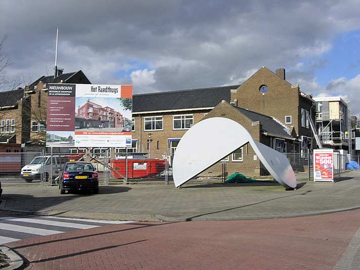 De verplaatsing van '2.2.3D.2.' - een beeld van Lucien den Arend t.b.v. Beeldenpark Drechtoevers (OPAM).