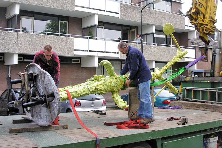 Het transport en plaatsing van een bronzen beeld van Han van Wetering in Apeldoorn.