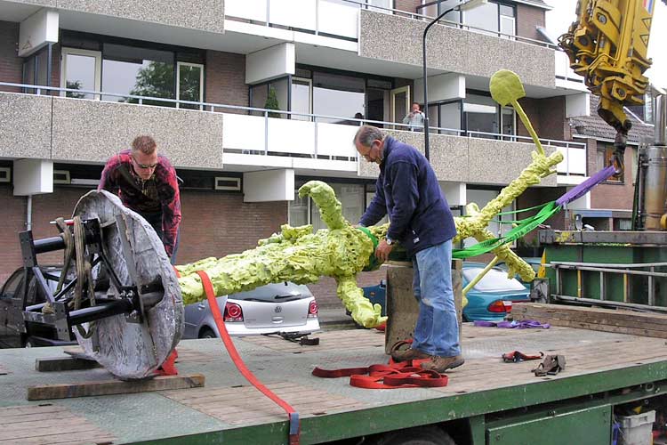 Het transport en plaatsing van een bronzen beeld van Han van Wetering in Apeldoorn.