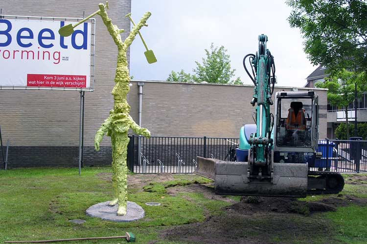 Het transport en plaatsing van een bronzen beeld van Han van Wetering in Apeldoorn.