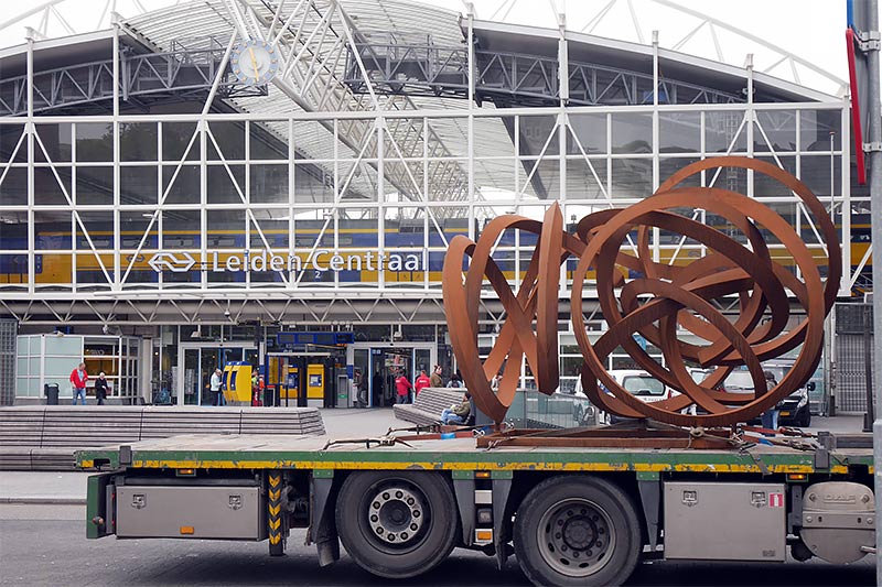 Transport en plaatsing van een cor-ten stalen beeld van Obels in Leiden.