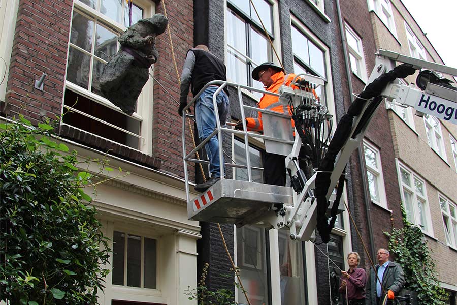 bevestiging van "De Naaister" in de Bergstraat te Amsterdam.