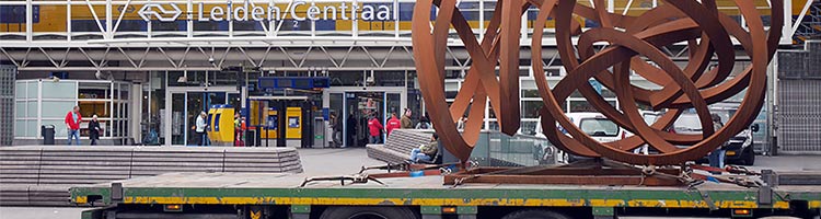 Transport en plaatsing van een cor-ten stalen beeld van Pieter Obels in Leiden.