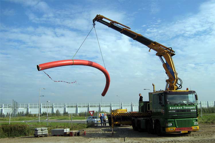 Het transport van een kunstwerk van Lucien den Arend in Rhoon-Albrandswaard.