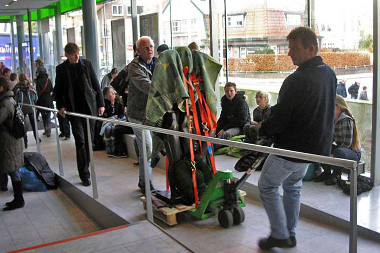 Het transport en plaatsing van een bronzen beeld van Han van Wetering in Apeldoorn.