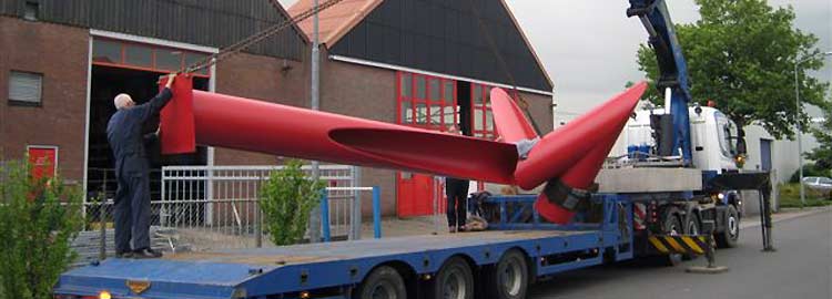 Het transport van een stalen plastiek, voor plaatsing, naar een rotonde in Gorinchem.