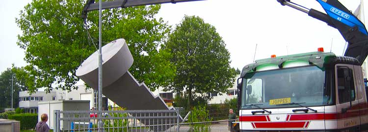 Het transport van een cor-ten stalen beeld van Niko de Wit.