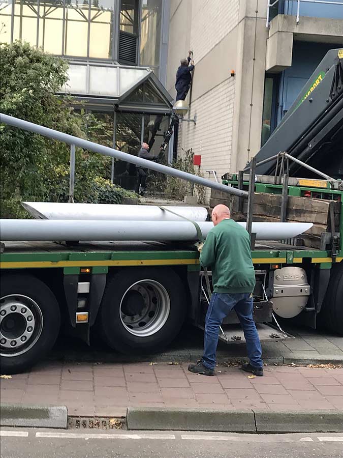 De verplaatsing van het kunstwerk van Carel Visser van het KPN gebouw in Utrecht.