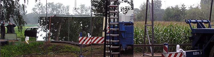 Plaatsing van de monumentale spiegelwand van Simon Kentgens.