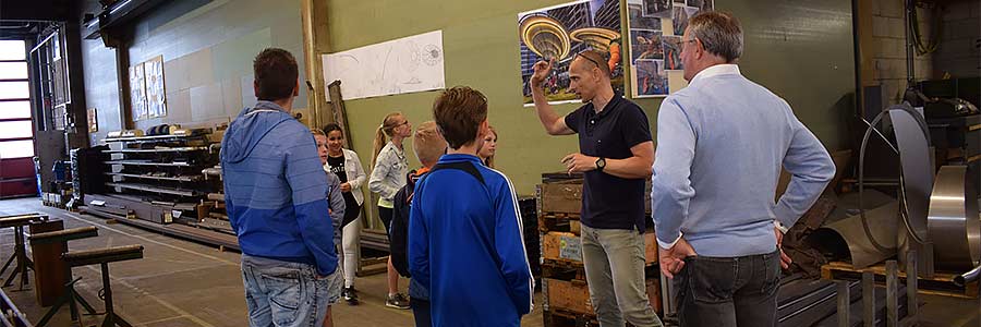 Techniekroute. De schooljeugd was op bezoek. Ze konden lassen, metaalbewerken en kregen uitleg over de werkzaamheden van Segno d'Arte.