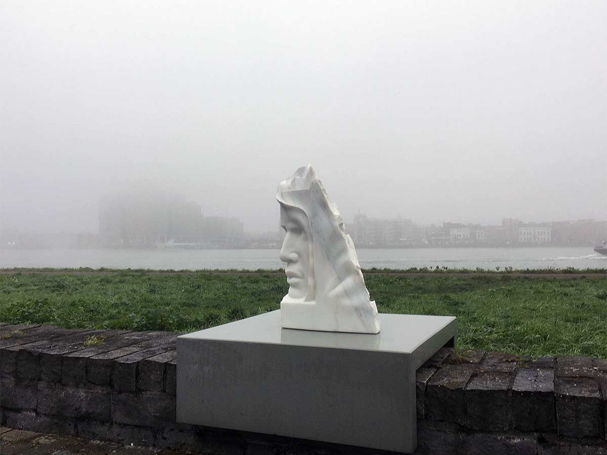 Een marmeren beeld van Eppe de Haan wordt in het Papendrechtse deel van Beeldenpark Drechtoevers geplaatst.