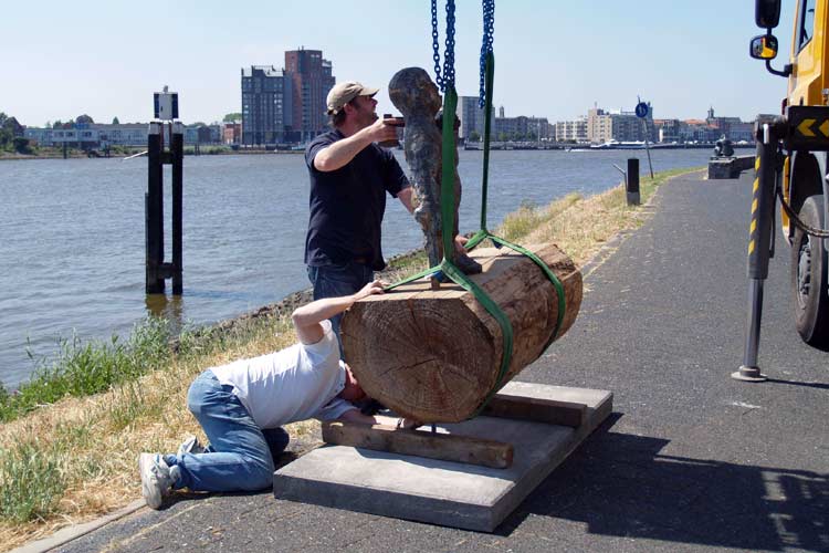 Inrichting tentoonstelling 'riverside' in het Beeldenpark Drechtoevers (OPAM).