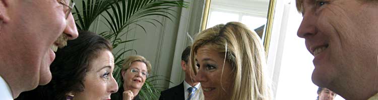 Princes Maxima opende de beeldententoonstelling 'Hoogspanning' in de tuinen van Raadhuis de Pauw in Wassenaar.