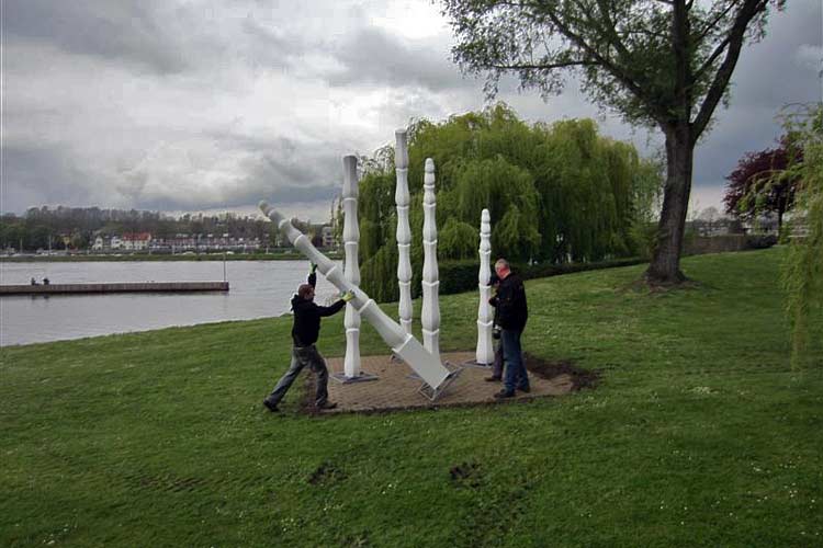 De organisatie, het transport en de inrichting van de overzichtstentoonstelling van Piet Killaars in het Gouvernementsgebouw in Maastricht.