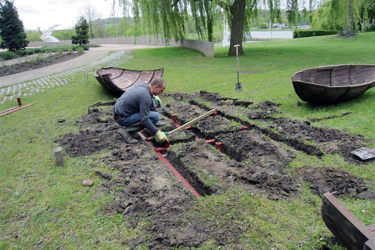 De organisatie, het transport en de inrichting van het buitengedeelte van de overzichtstentoonstelling van Piet Killaars in het Gouvernementsgebouw in Maastricht.ars in het Gouvernementsgebouw in Maastricht.