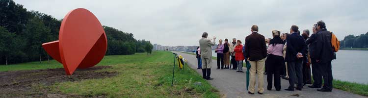 Onthulling - na de plaatsing van het rode stalen beeld 2.2.3D in het Papendrechtse deel van Beeldenpark Drechtoevers.