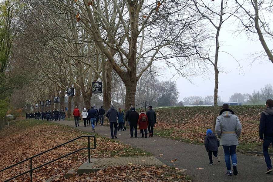 >> Honderd portretten van Gorcumers in de kastanjebomen en platanen op de stadswallen: het pad van tolerantie.