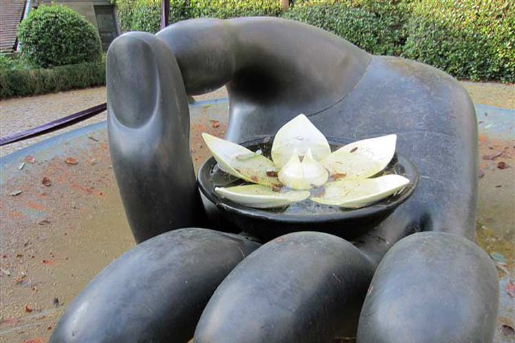 Bronzen beeld Ram Katzir en stalen schaal - Bronzen hand (als gebaar van de prediker) met lotusbloem - particuliere collectie - Brasschaat.